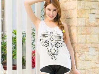 TGOD推女神 – 翻网盘，偶遇莫晓茜sunny的吊带写真，旁边的小猫看得目不转睛