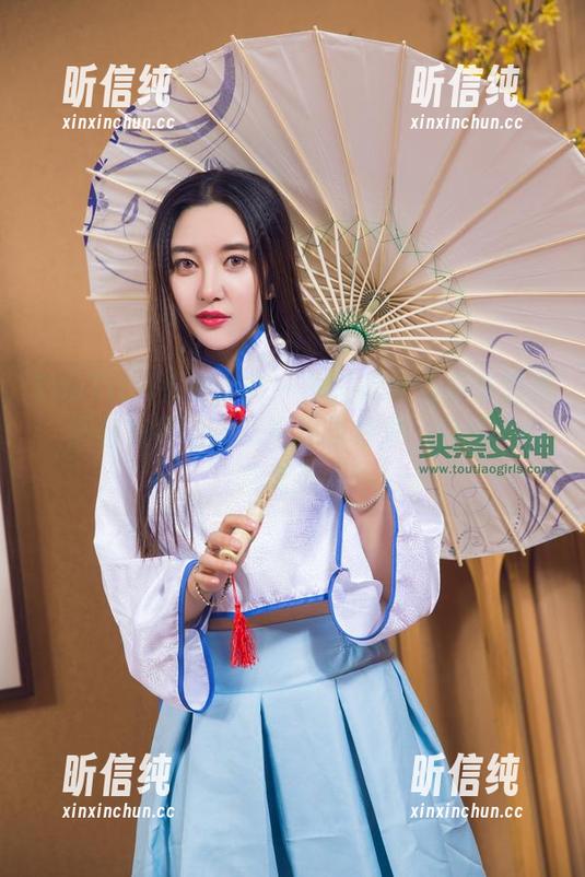 TouTiao头条女神 - 刘雨露泳池高清图集，画面美到让人想直接跳进去，但要小心别淹死。