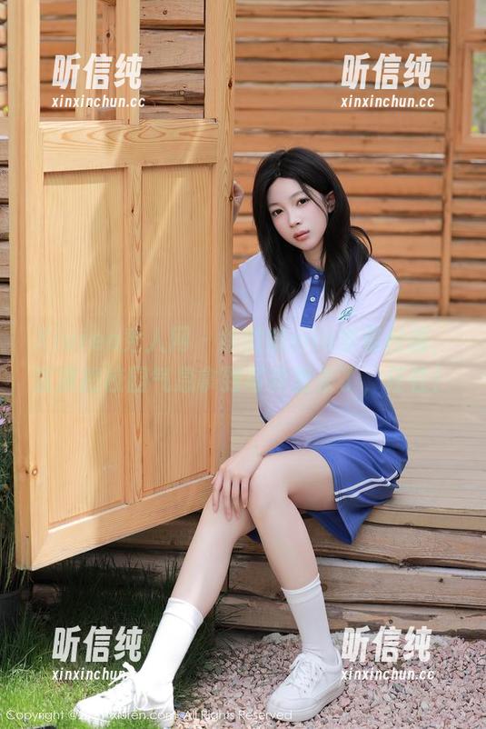 Xiuren秀人网 - 徐微微mia穿着校服，直接把校园气息拿到写真里来了，任性！