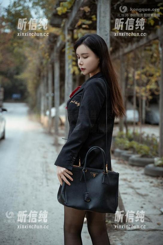 在图册里翻找蓝毛衣黑丝，发现亚马逊鲶鱼的穿搭哲学：懒得换衣！