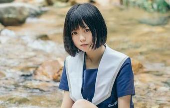 小野妹子w：黑色图包中的调皮与优雅并存