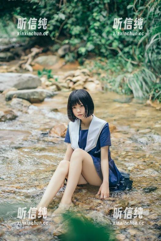 小野妹子w：黑色图包中的调皮与优雅并存