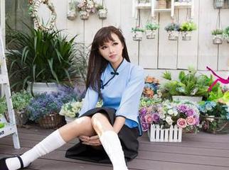 尤果网 – 谭晓彤的照片新鲜来袭：校园里的奇葩一刻，你绝对想不到她的下一步是啥！