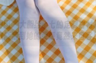 森萝财团 – 大胆给小七的定制白衬衫打分，谁能猜到她的灵感竟然来自客厅？