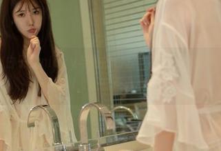 模范学院 – 白子嫣nicky与她的白丝，高清图集里藏着的不止是色彩，还有点小心思。