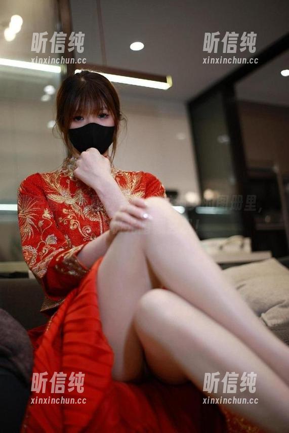 微密圈 - 原图秒杀！白龙猫女的图册里，红底极光暗藏玄机！