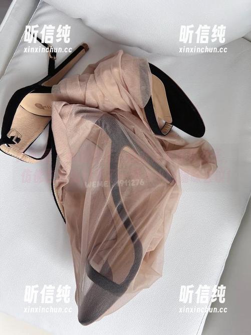 白龙猫女 微密圈 - 私拍时光:白龙猫女化身女王,仿佛在给我们开了一场小小的猫咪会议!