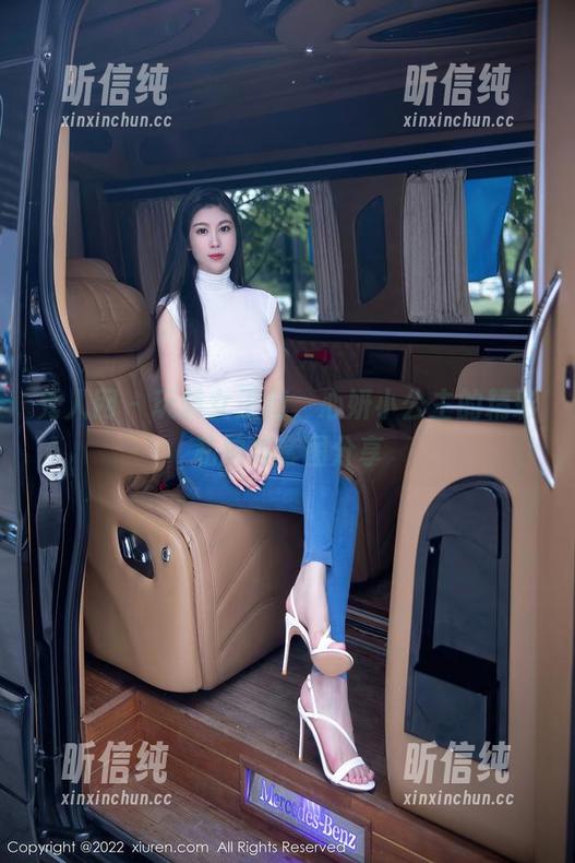 秀人网 - 玩转女王范，心妍小公主的精彩私拍与套图分享