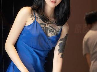 秀人网 - 田兮白的JK写真:原图里的无奈和俏皮交织
