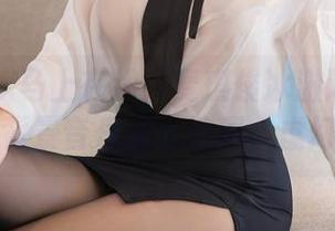 秀人网 - 马上在线：麦琪绫冰激淋的浴室图集，背景音乐是水流声，虚幻得很。