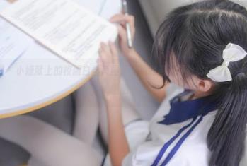 紧急企划 – 小婕献上的校服白丝美图，没想到这画面竟纠结了我一整天的脑细胞…
