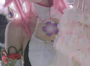 羽天shine在浴室出镜,高清效果宛如洗碗机出水,真心佩服她的勇气啊,敢在那儿自拍!