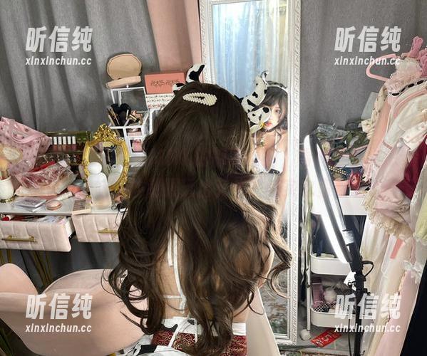 精选！芊川一笑MNK的制服系列，看她怎么样把这件“乏味”的制服玩出花样，其实也蛮耐看的！