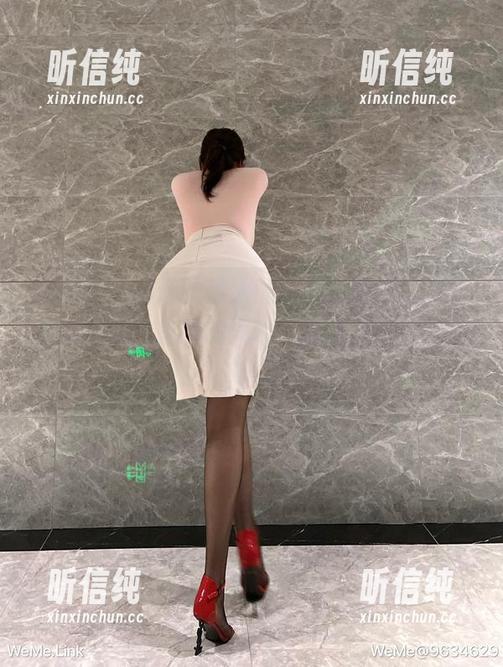 迷人的五姨太 微密圈 - 精选的迷人的五姨太赛道图库,谁能拒绝这轴线的流动?我扶着下巴在犯愁。