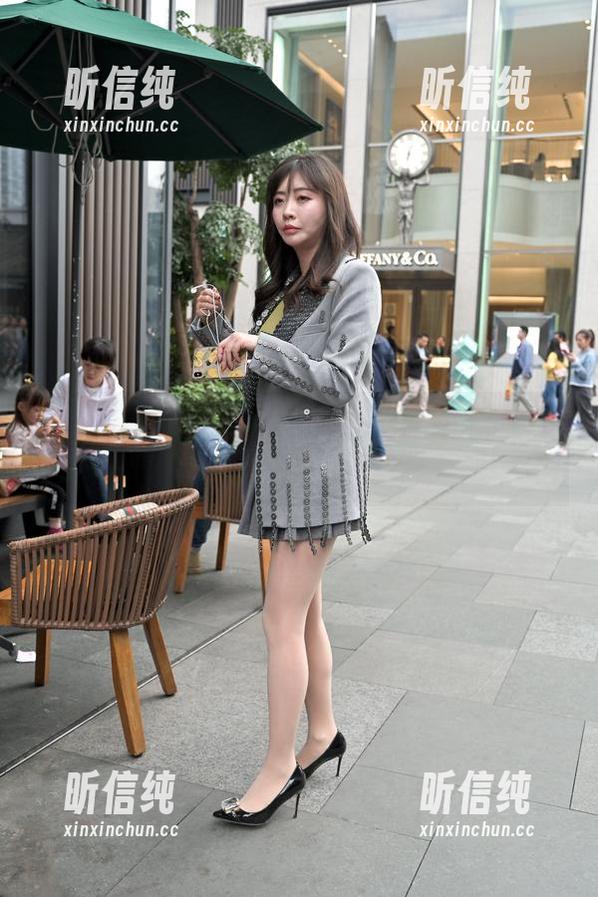 魔镜街拍-婷婷 魔镜街拍 - OL黑丝日常图集:婷婷和文件的精彩对决,除了工作还真有趣!