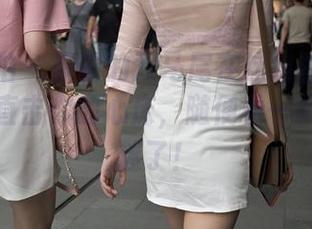魔镜街拍 – 曼曼的双马尾在这组图片中舞动着，直击你的心床，随便看一眼就太着迷了！