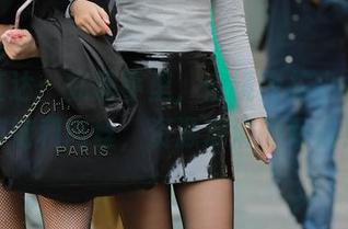原图直达：在凉亭里，魔镜街拍小姐姐的旗袍和肉丝，资源满满的幸福！