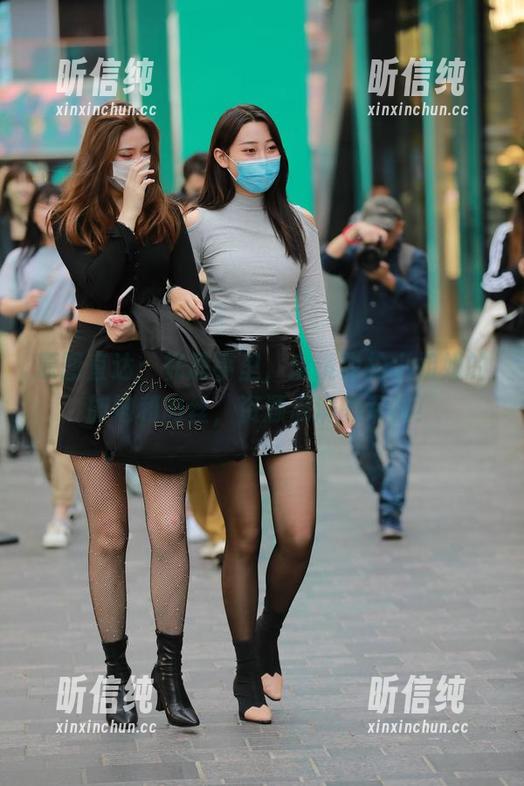原图直达：在凉亭里，魔镜街拍小姐姐的旗袍和肉丝，资源满满的幸福！