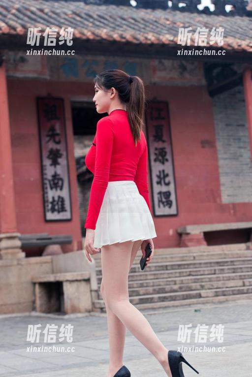 魔镜街拍 魔镜街拍:看似平常的街头,却藏着一位个性的黑丝私拍女神!